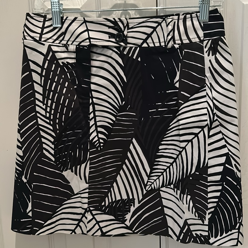 White House-Black Market Light Weight Summer Skirt Black & White